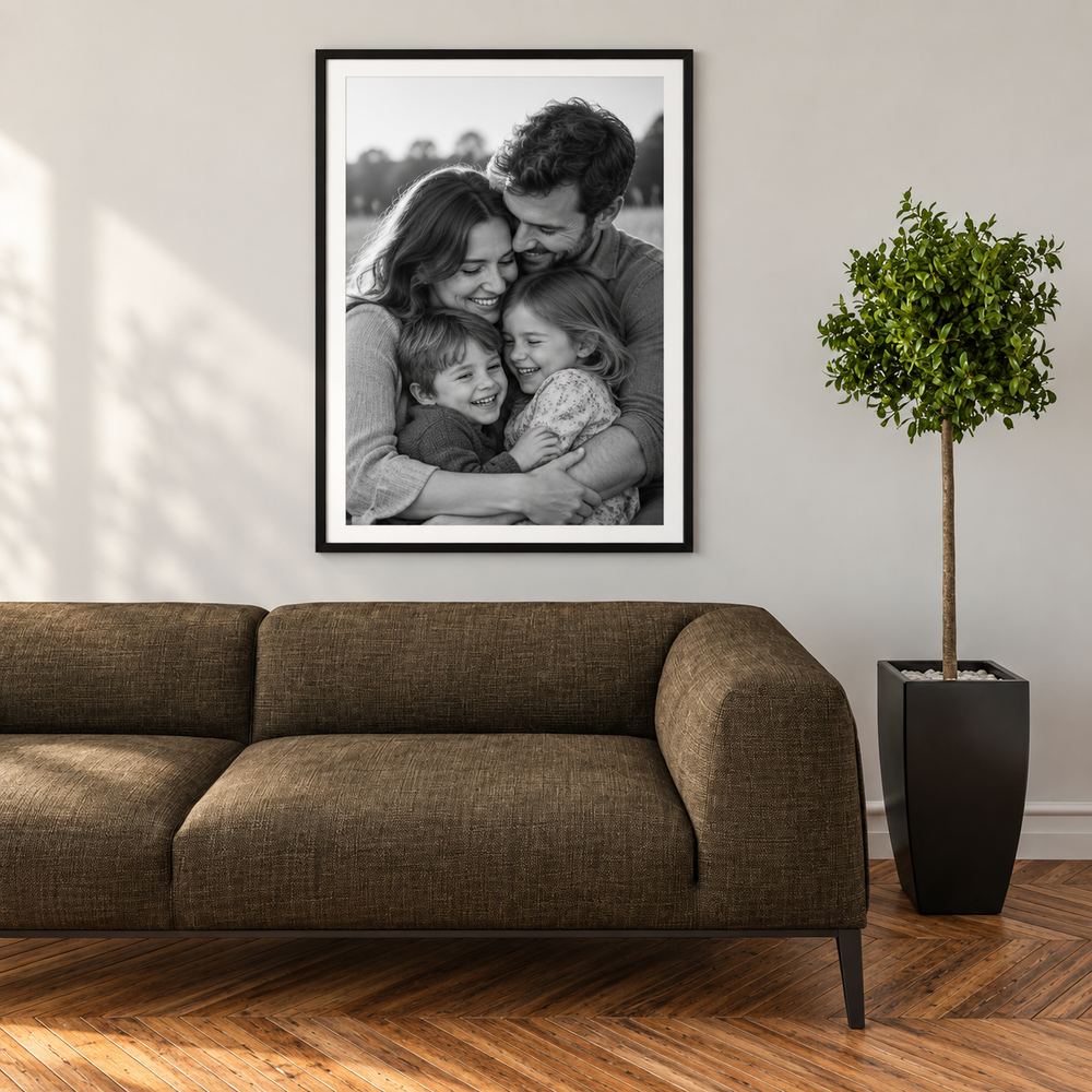 Foto familiar impresa en un cuadro con marco, colgada sobre un sillón