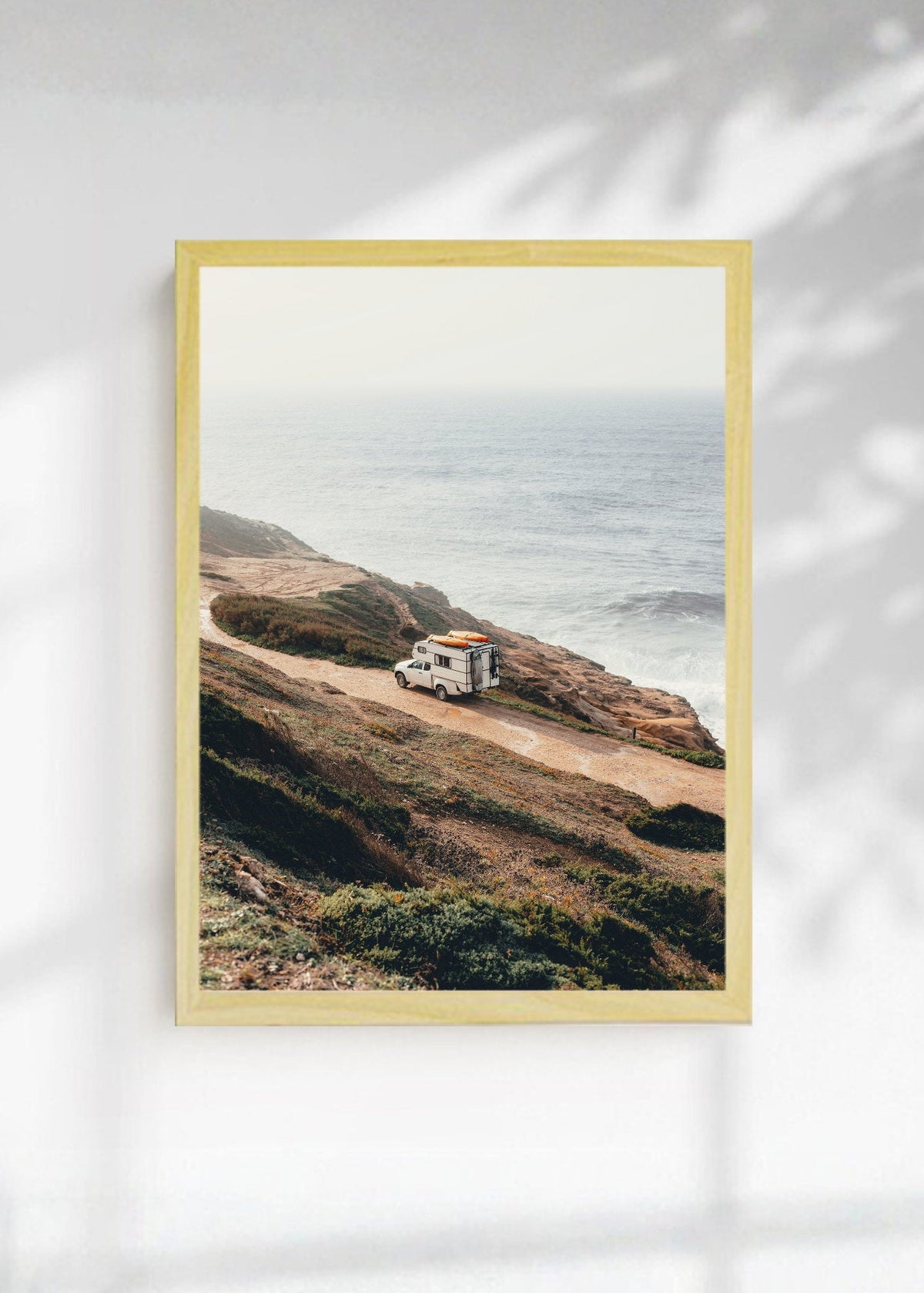 Cuadro Decorativo Playa, Motorhome Acantilado Niebla