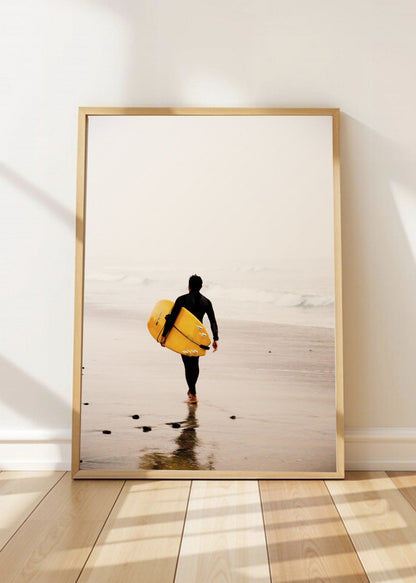 Cuadro Decorativo Playa, Surfista Caminando Amarillo