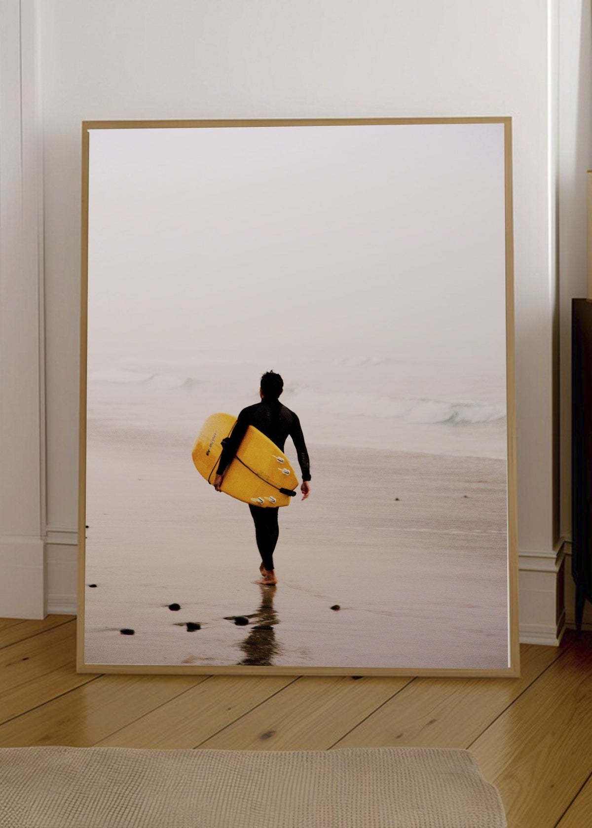 Cuadro Decorativo Playa, Surfista Caminando Amarillo