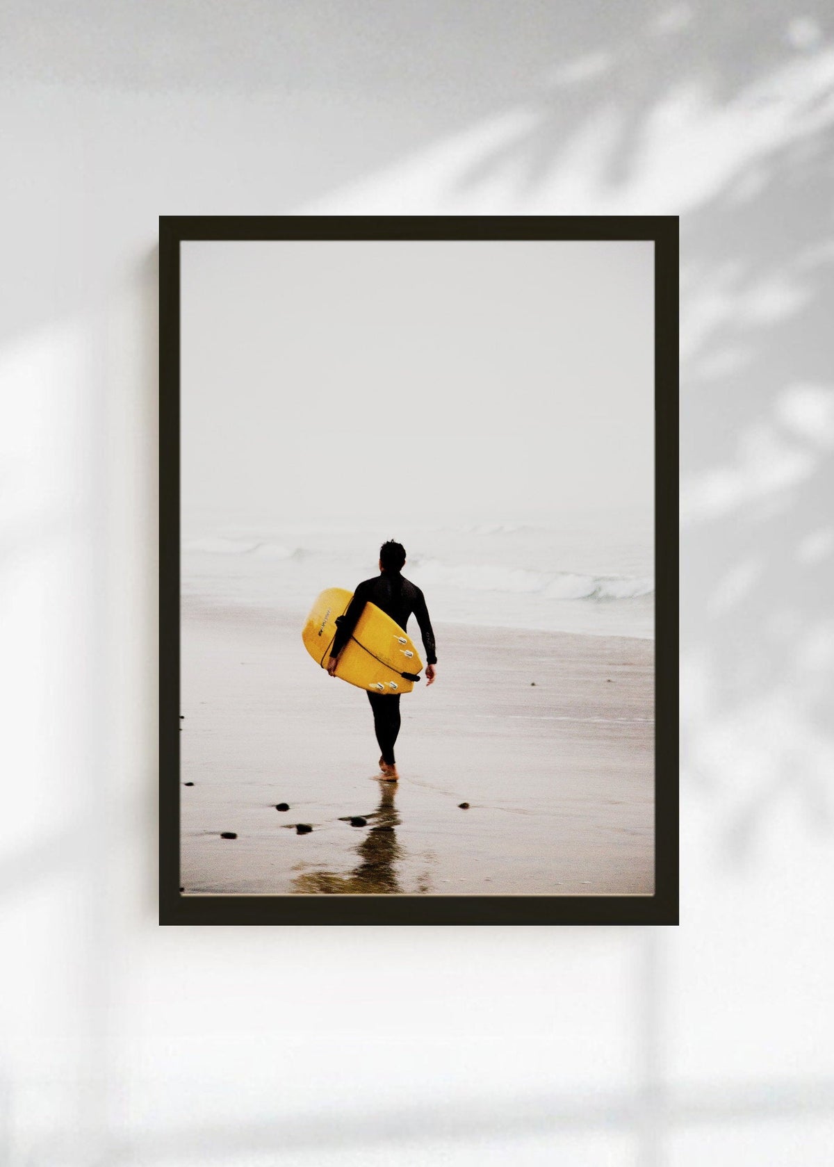 Cuadro Decorativo Playa, Surfista Caminando Amarillo