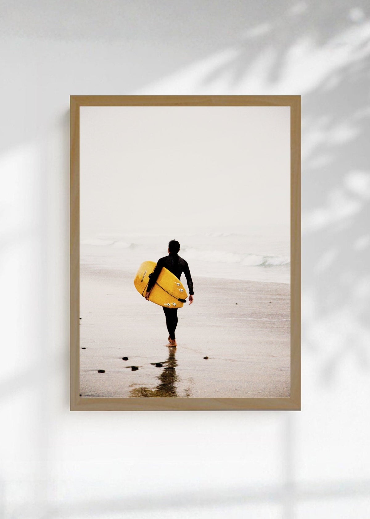 Cuadro Decorativo Playa, Surfista Caminando Amarillo
