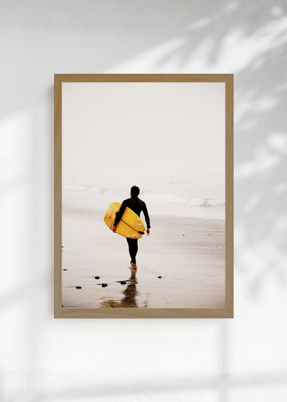 Cuadro Decorativo Playa, Surfista Caminando Amarillo