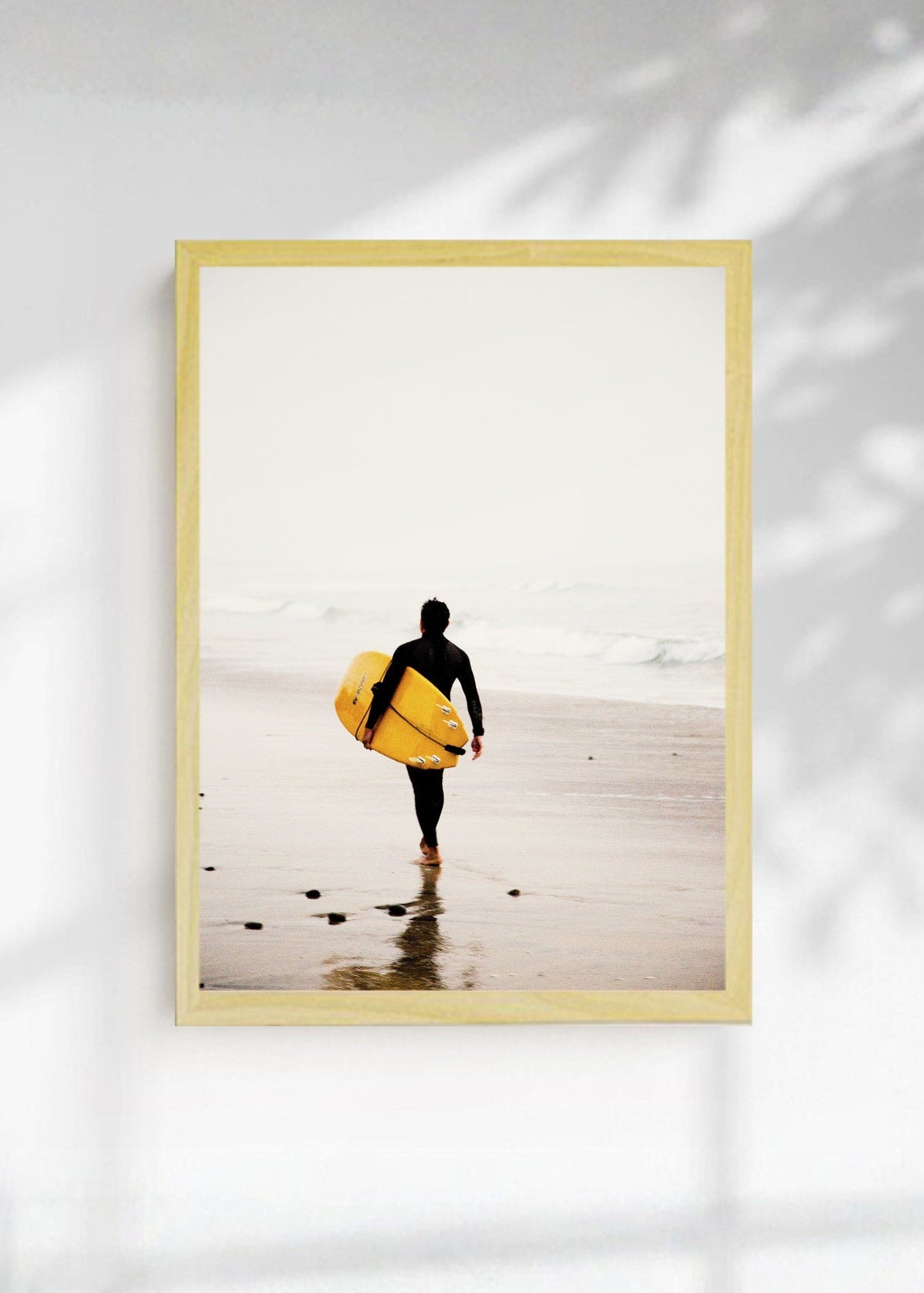 Cuadro Decorativo Playa, Surfista Caminando Amarillo